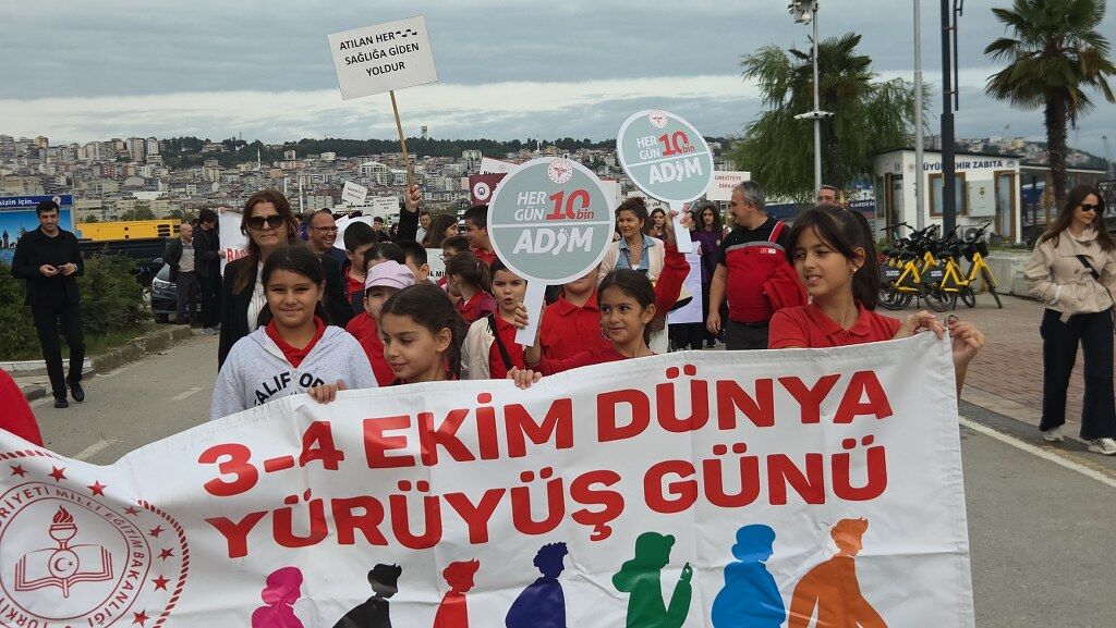 SAMSUN HABER Samsun'da öğrencilerden sağlıklı yaşam için anlamlı yürüyüş