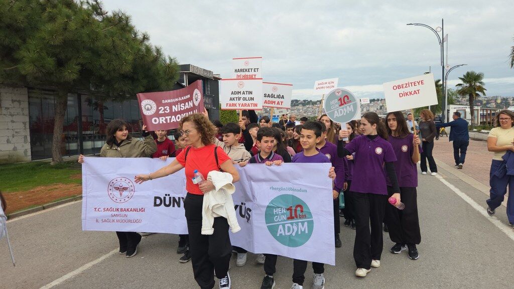 SAMSUN HABER Samsun'da öğrencilerden sağlıklı yaşam için anlamlı yürüyüş