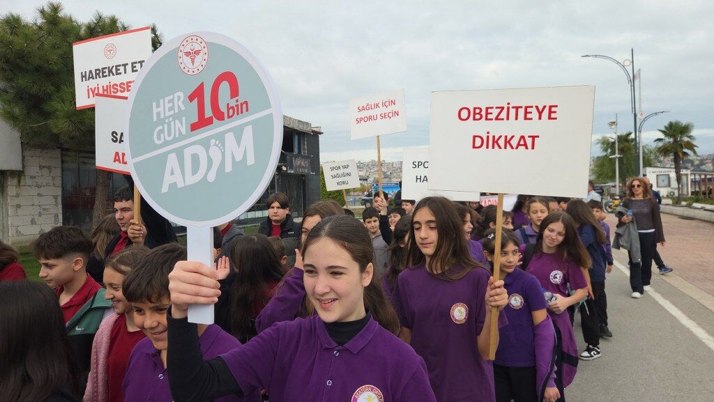 SAMSUN HABER Samsun'da öğrencilerden sağlıklı yaşam için anlamlı yürüyüş