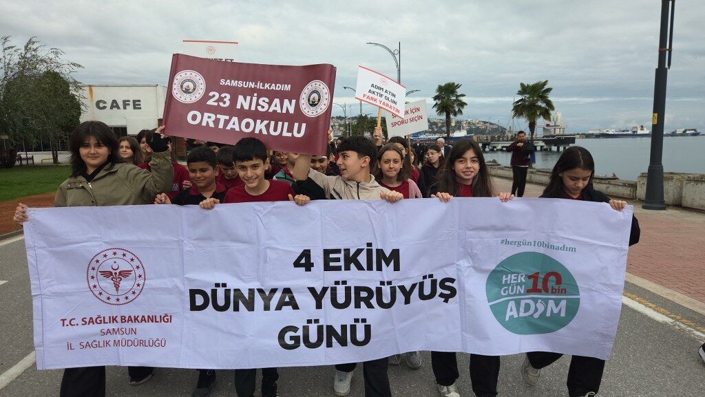 SAMSUN HABER Samsun'da öğrencilerden sağlıklı yaşam için anlamlı yürüyüş