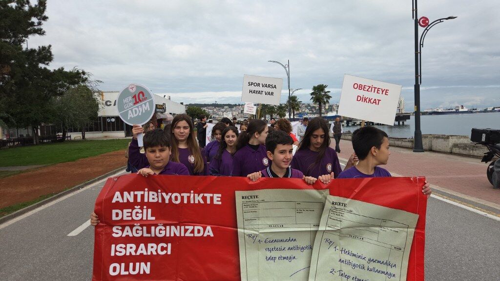 SAMSUN HABER Samsun'da öğrencilerden sağlıklı yaşam için anlamlı yürüyüş
