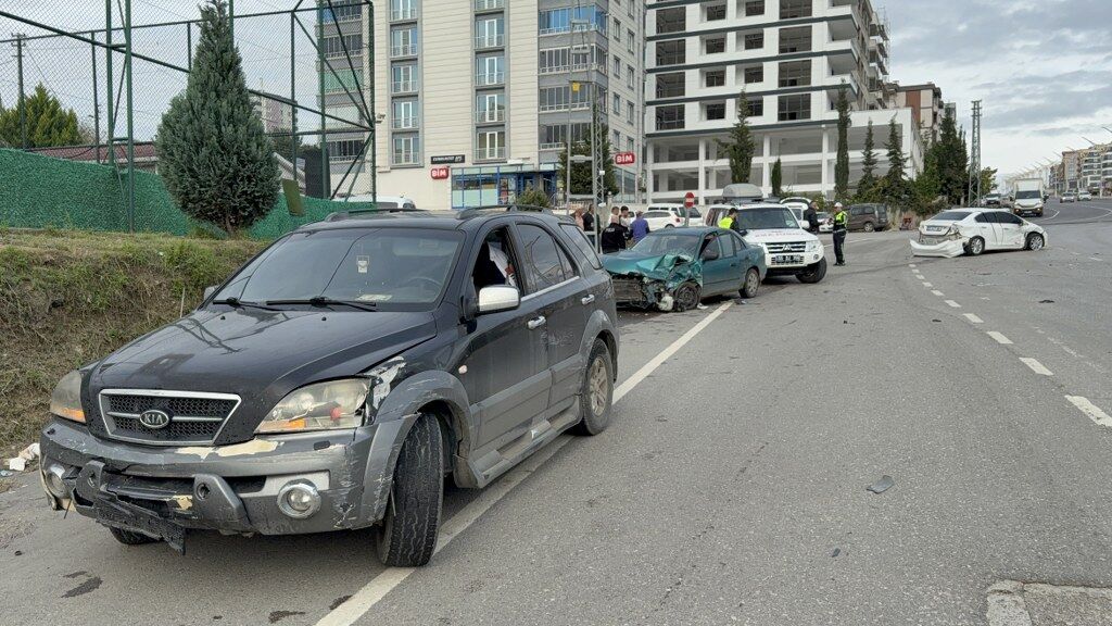 SAMSUN HABER Samsun İlkadım'da zincirleme kaza! Yaralılar var 