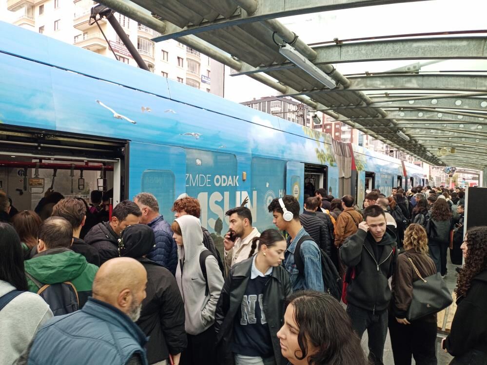samsun haber Samsun’da tramvaylarda sabah izdihamı!