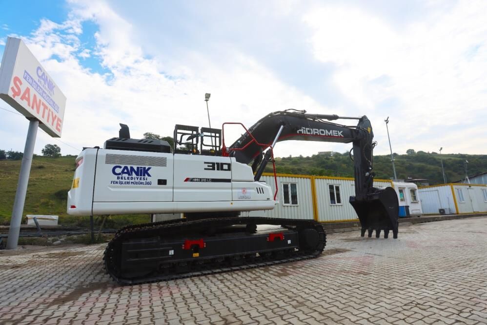 Canik Belediyesinin araç filosuna yeni ekskavatör