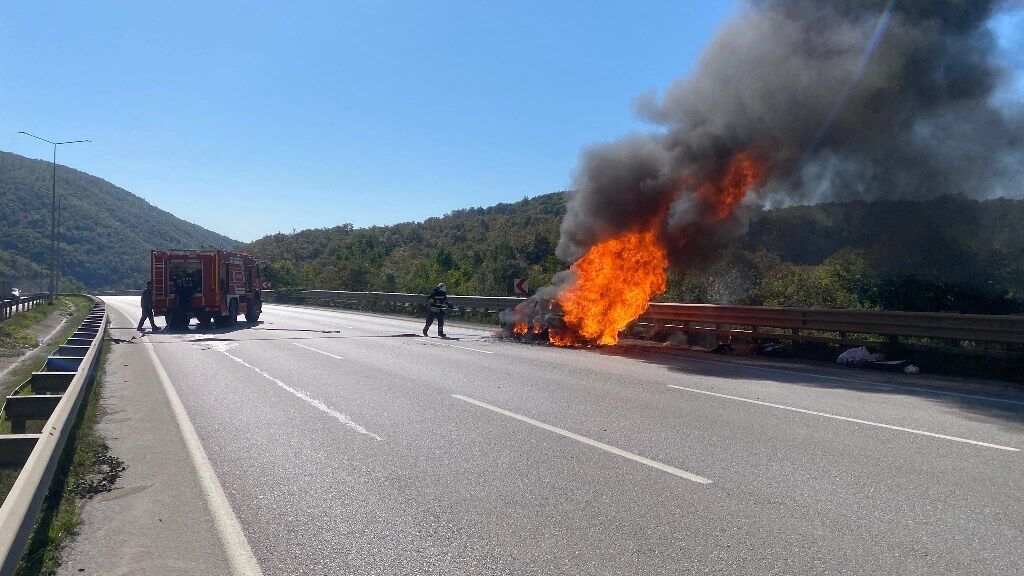 SAMSUN HABER Samsun’da seyir halindeki otomobil alev alev yandı!  