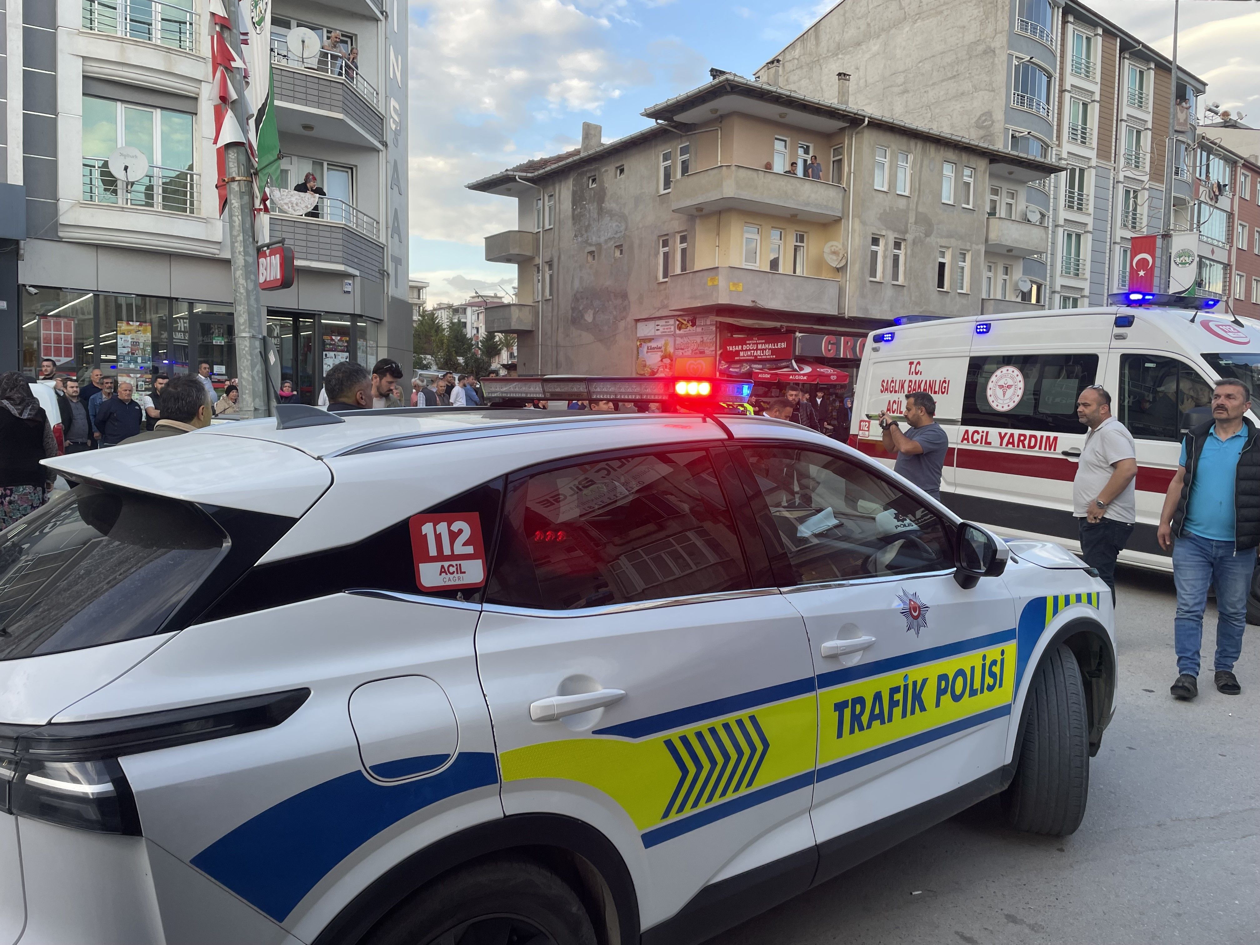 Samsun haber. Samsun'da dehşet anları! Karşıya geçerken otomobil çarptı