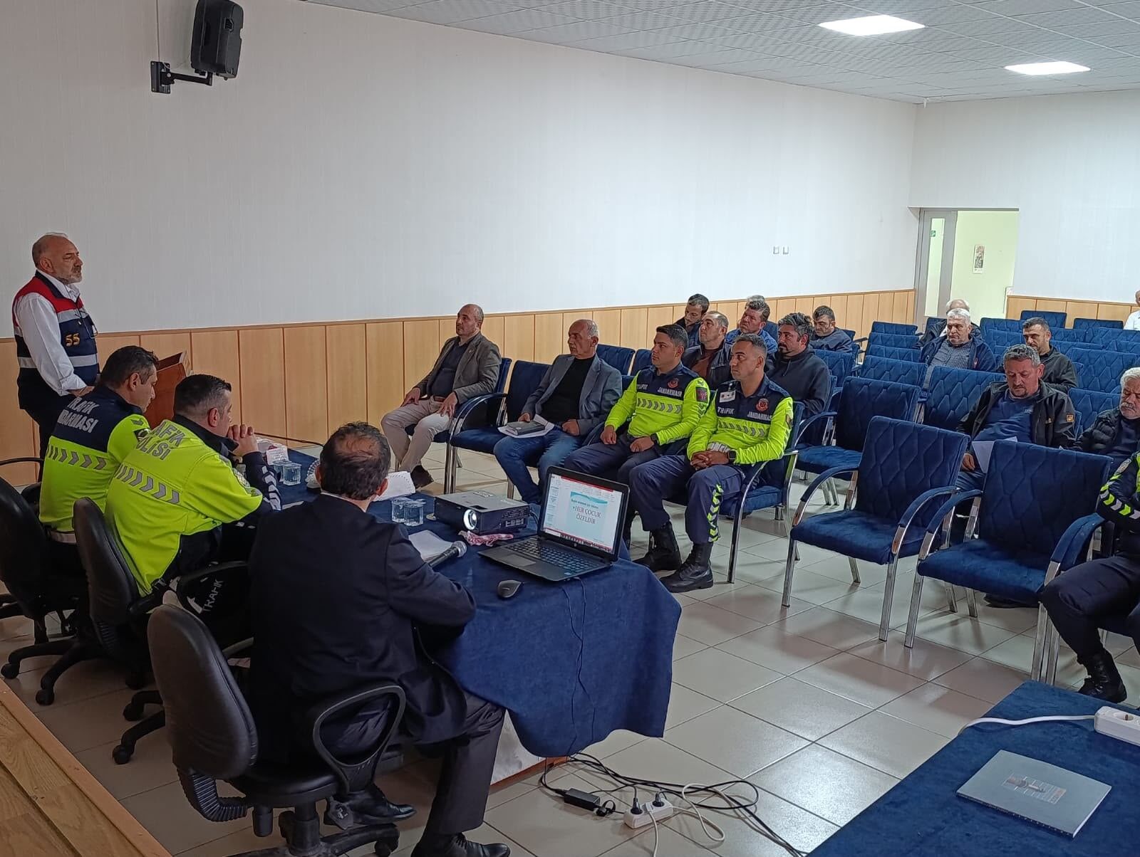 Ladik’te okul servis şoförlerine trafik güvenliği eğitimi