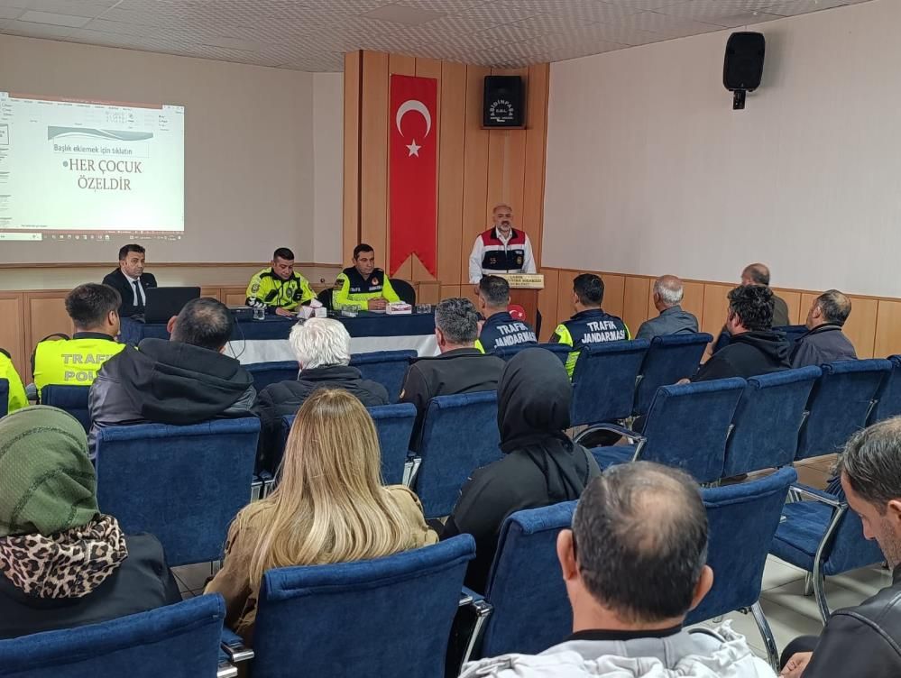 Ladik’te okul servis şoförlerine trafik güvenliği eğitimi
