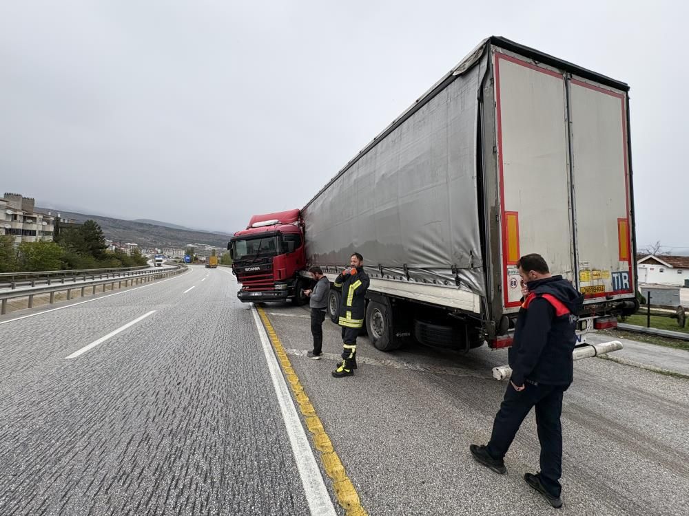 Samsun Haber: Samsun istikametinde tır kontrolden çıktı! 1 yaralı