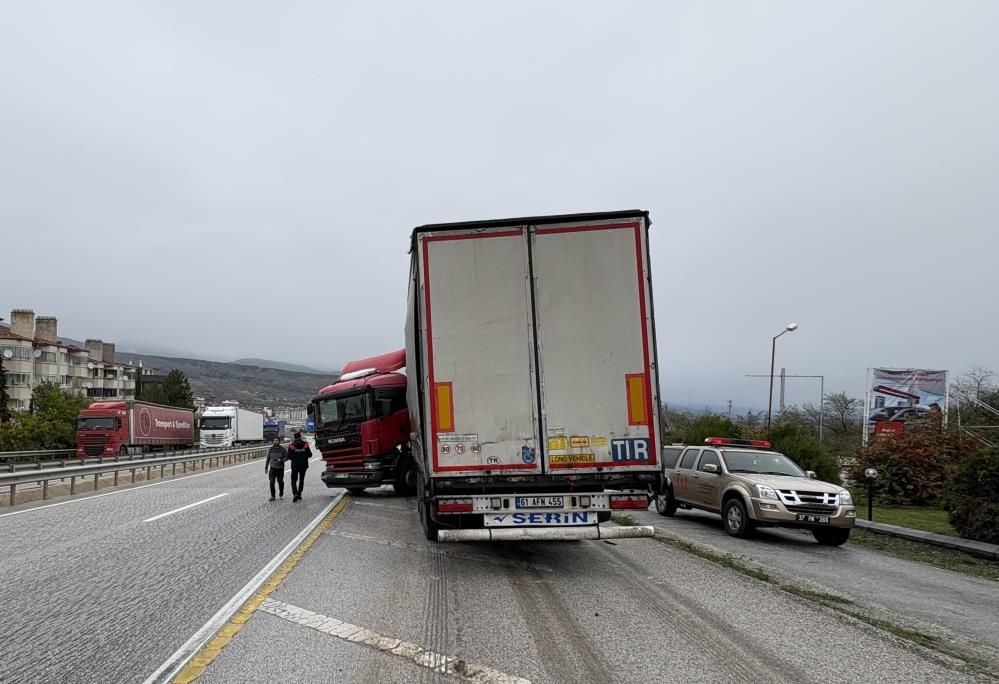 Samsun Haber: Samsun istikametinde tır kontrolden çıktı! 1 yaralı