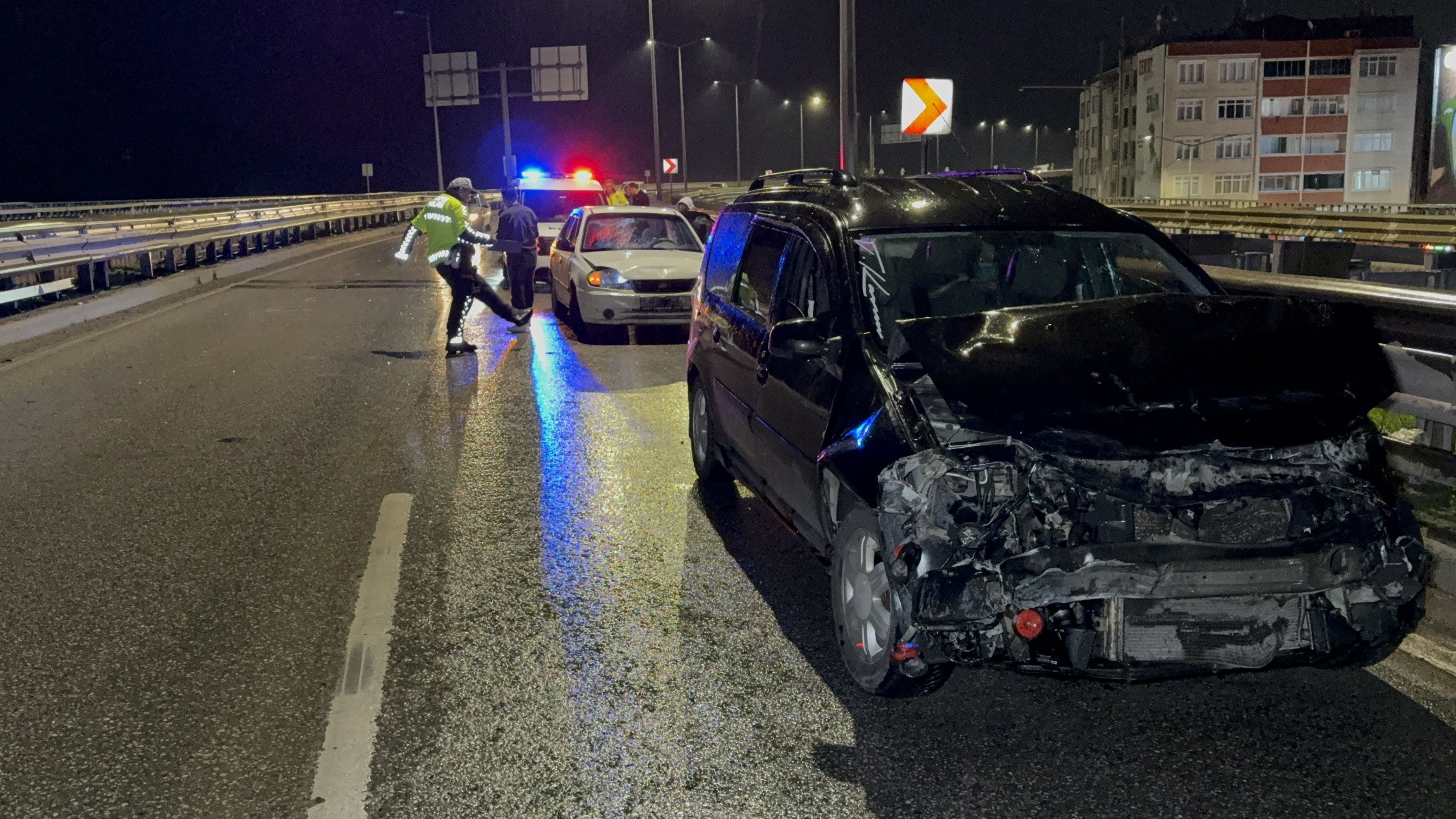 Samsun haber: Samsun’da düğün yolunda kaza! Yağışta kayıp bariyere çarptı