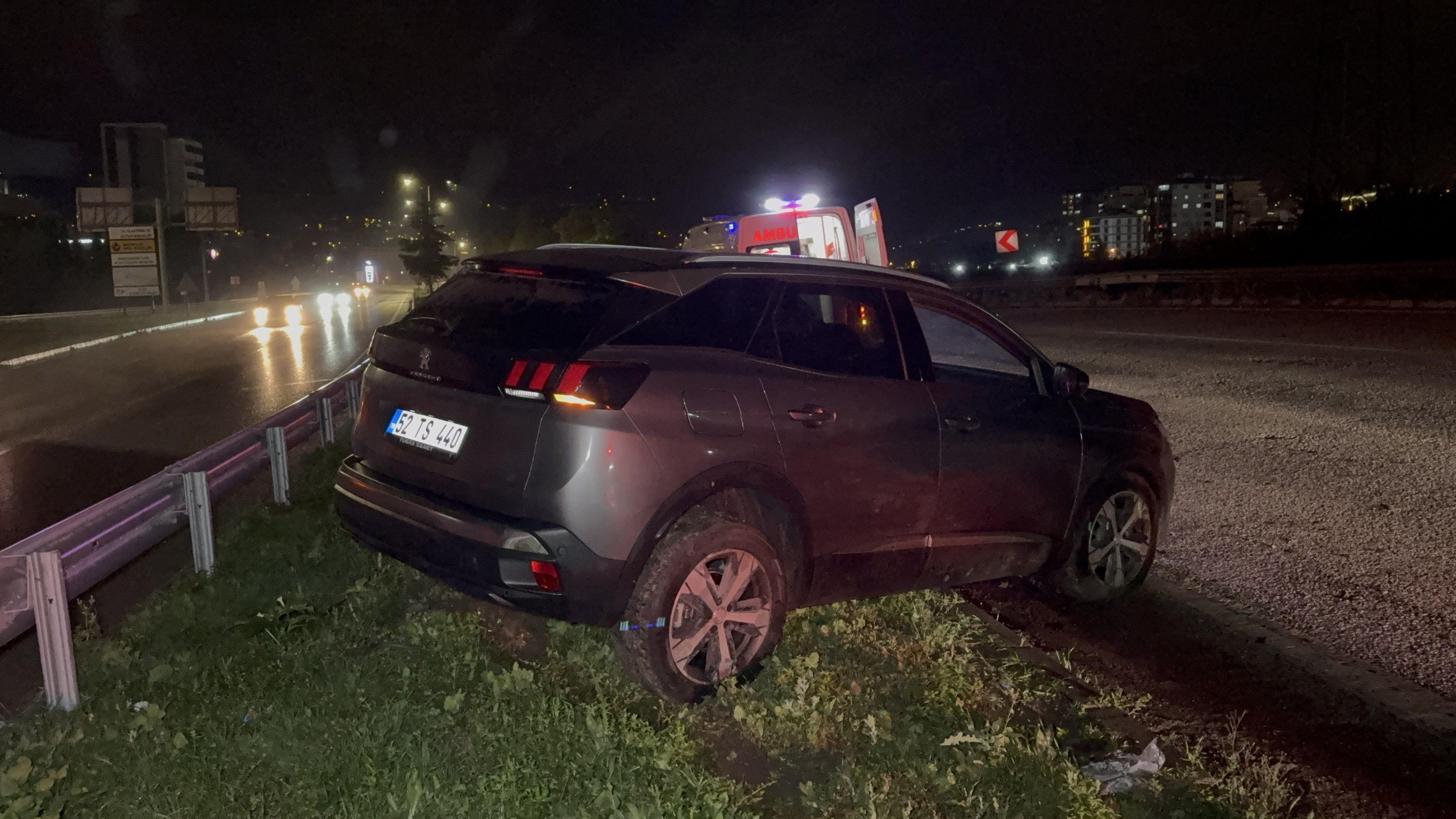 Samsun haber: Samsun’da kontrolden çıkan otomobil refüje çıktı!