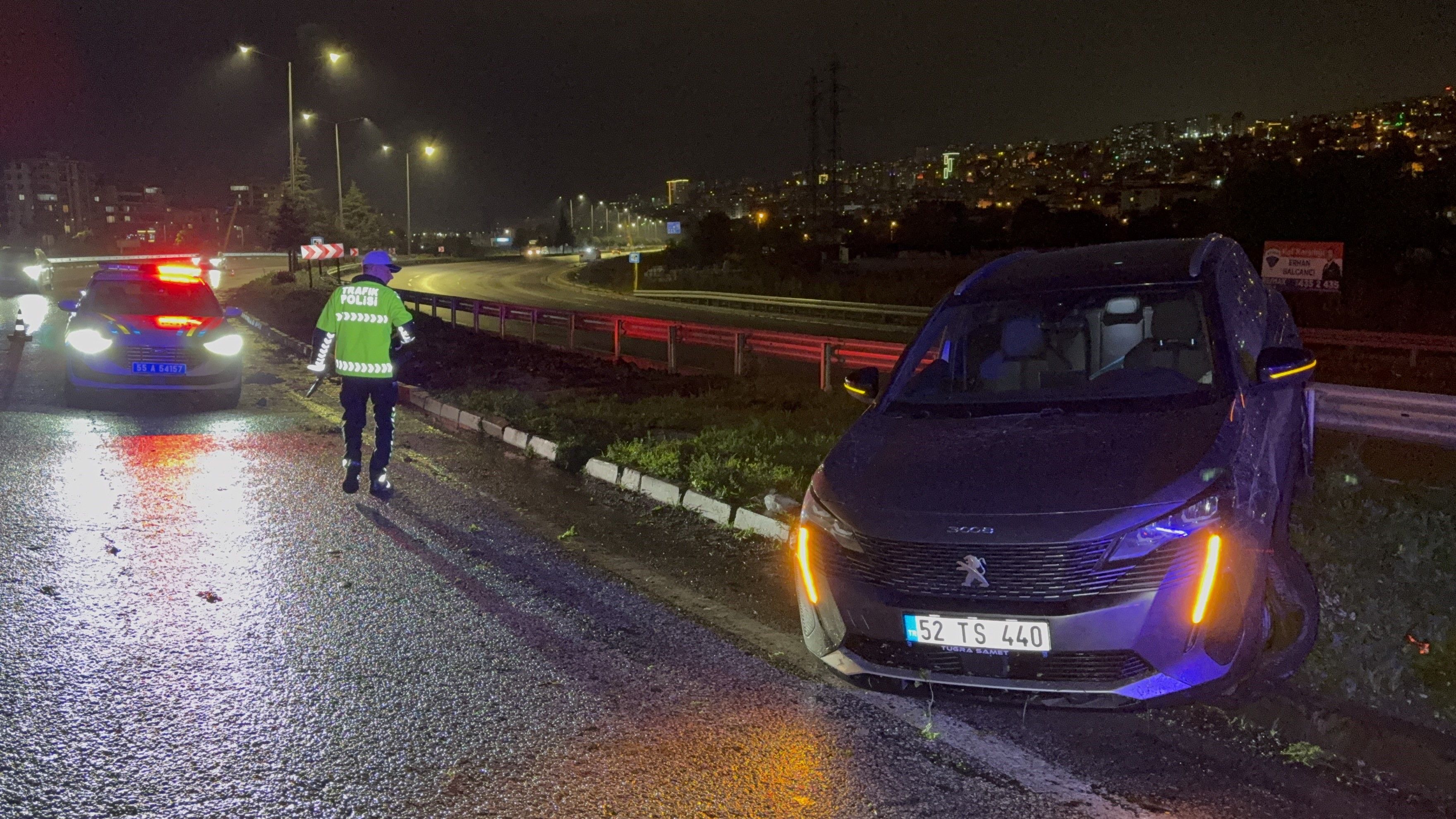 Samsun haber: Samsun’da kontrolden çıkan otomobil refüje çıktı!
