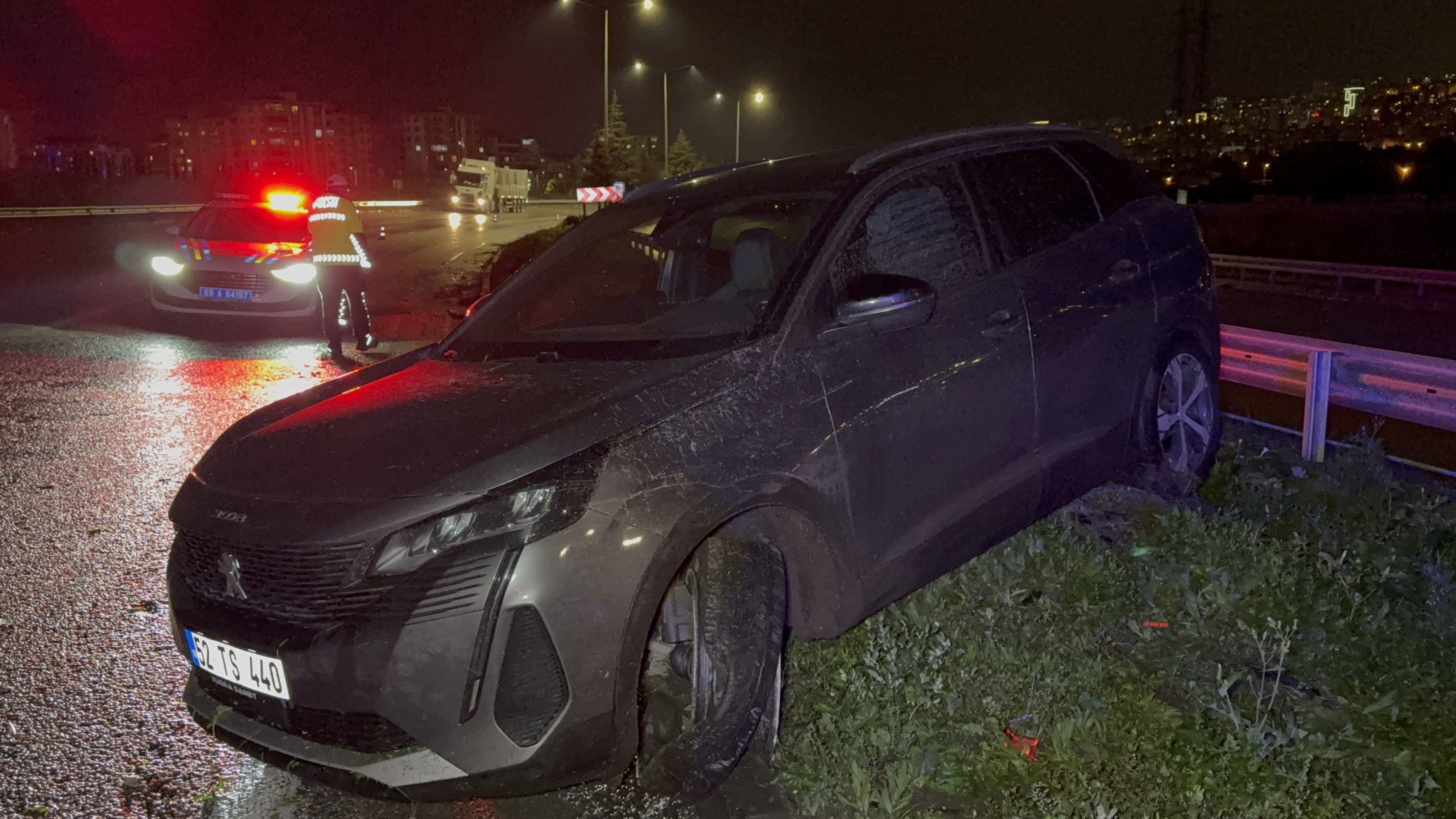 Samsun haber: Samsun’da kontrolden çıkan otomobil refüje çıktı!