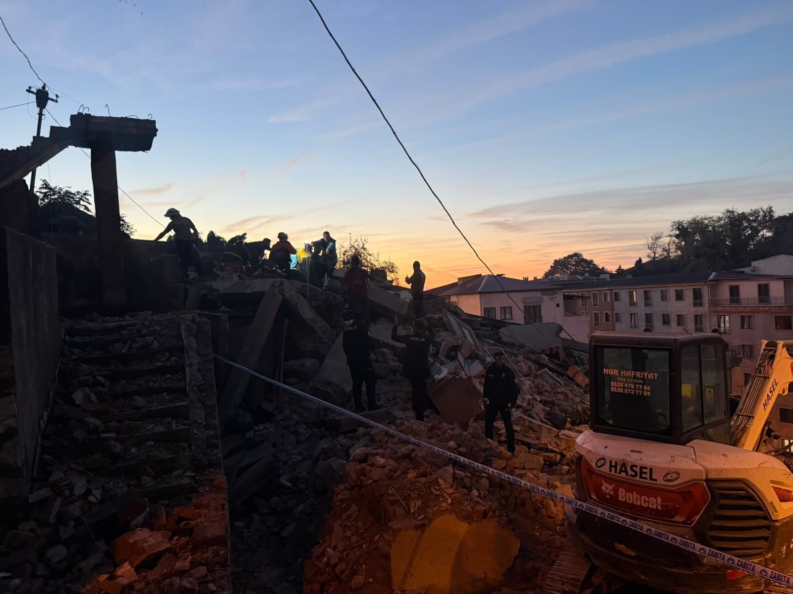 Zonguldak’ta büyük panik! 3 katlı bina yerle bir oldu