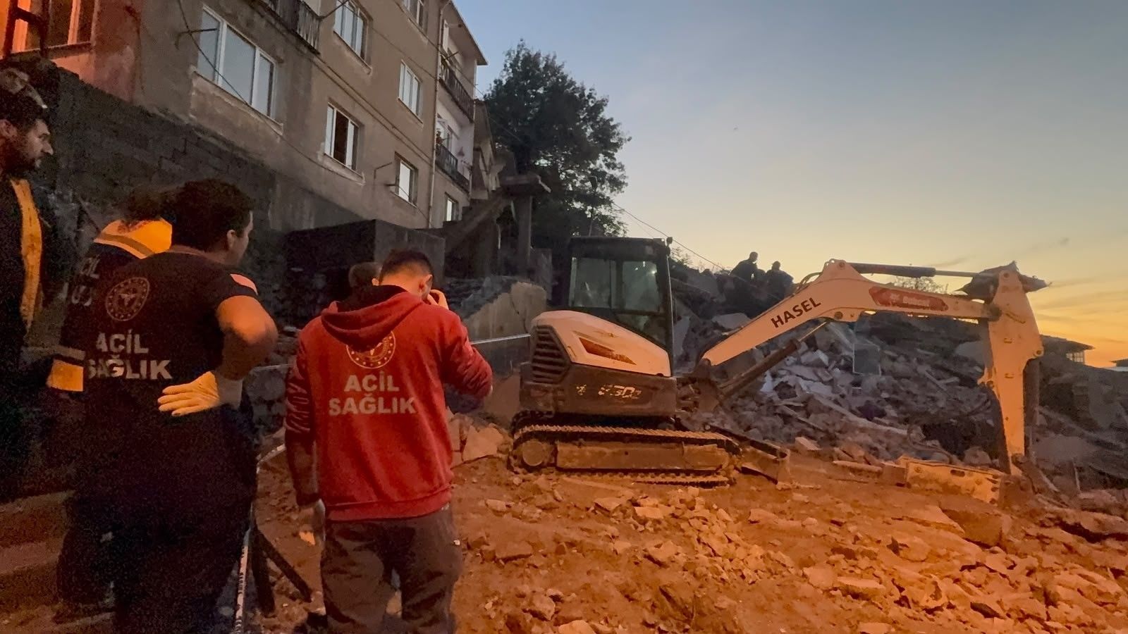 Zonguldak’ta büyük panik! 3 katlı bina yerle bir oldu