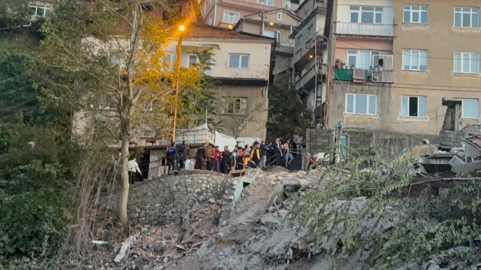 Zonguldak’ta büyük panik! 3 katlı bina yerle bir oldu