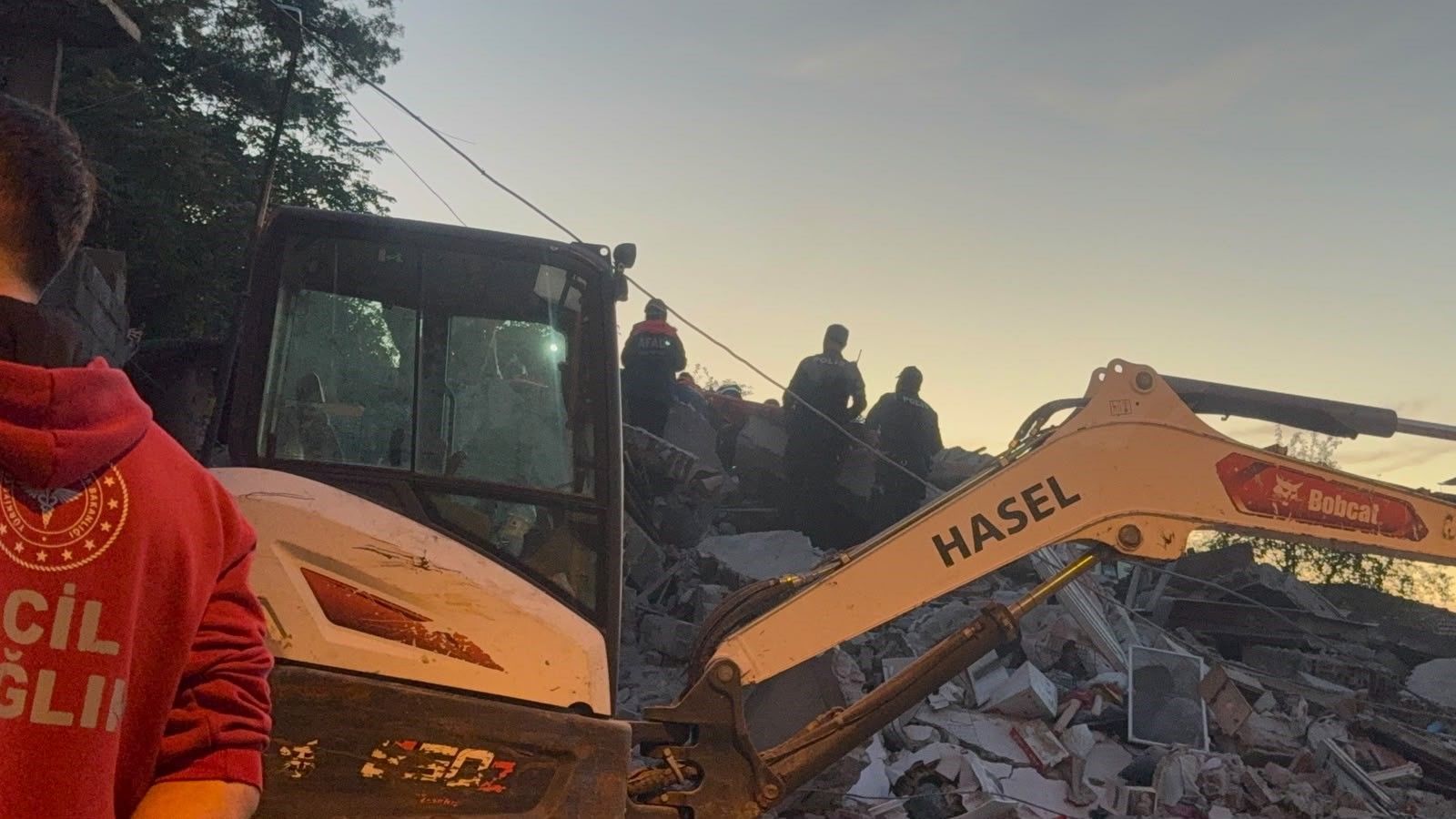 Zonguldak’ta büyük panik! 3 katlı bina yerle bir oldu
