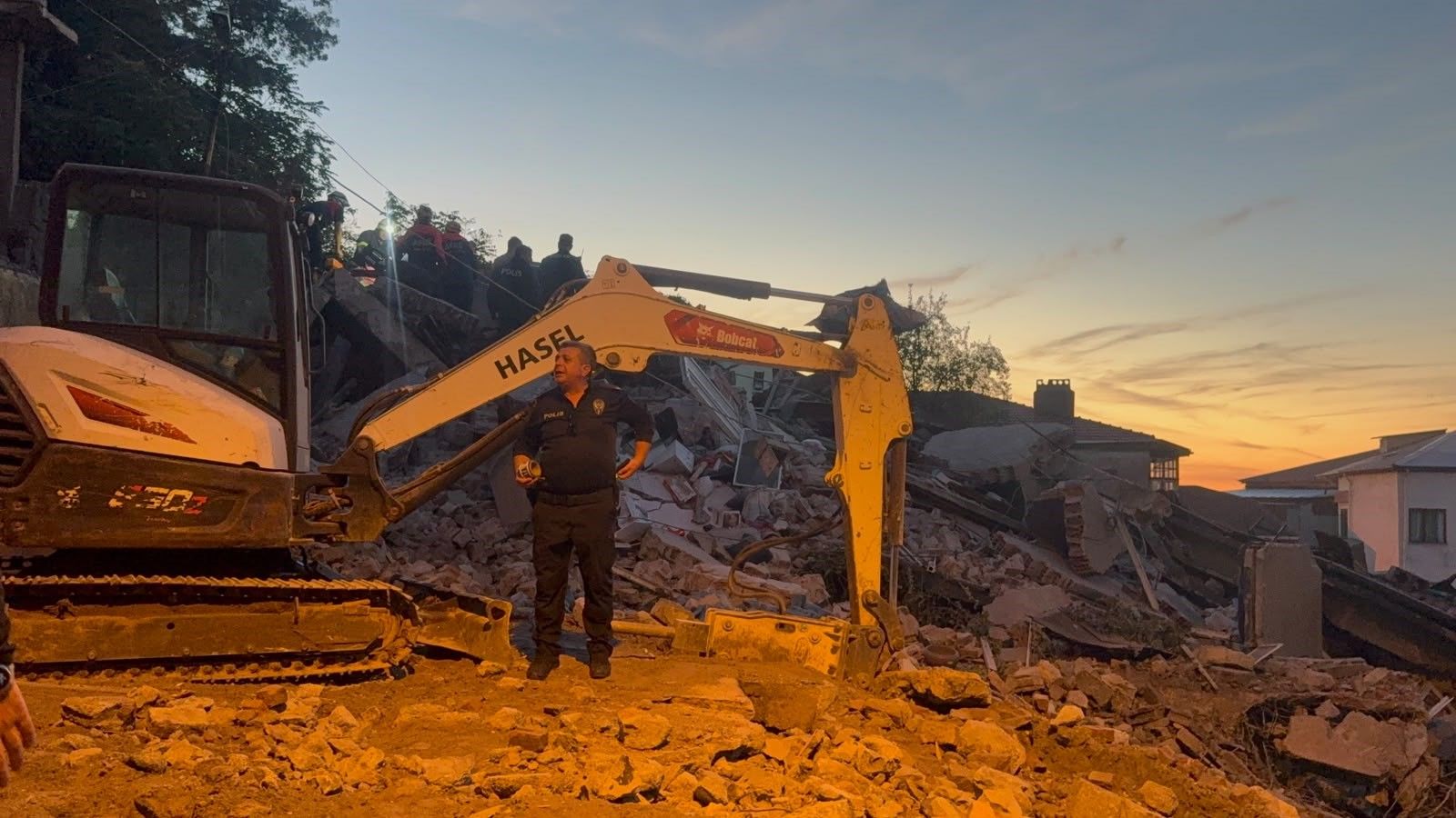 Zonguldak’ta büyük panik! 3 katlı bina yerle bir oldu
