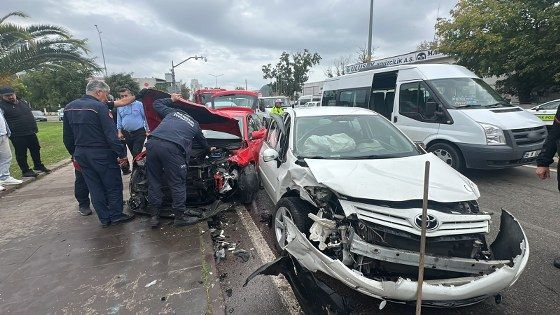 samsun haber: Samsun’da iki otomobil kafa kafaya çarpıştı: 1’i ağır 2 yaralı