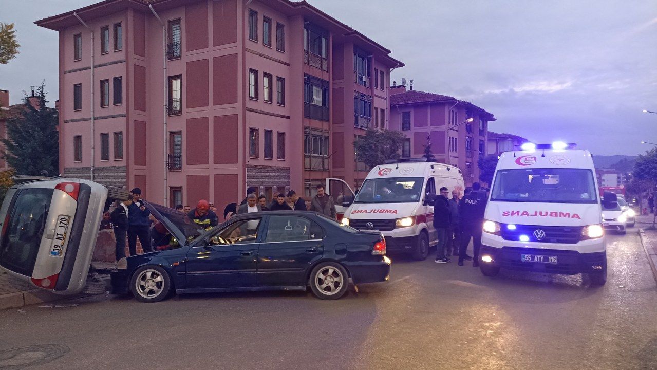 samsun haber: Samsun'da iki otomobil birbirine girdi! 4 yaralı