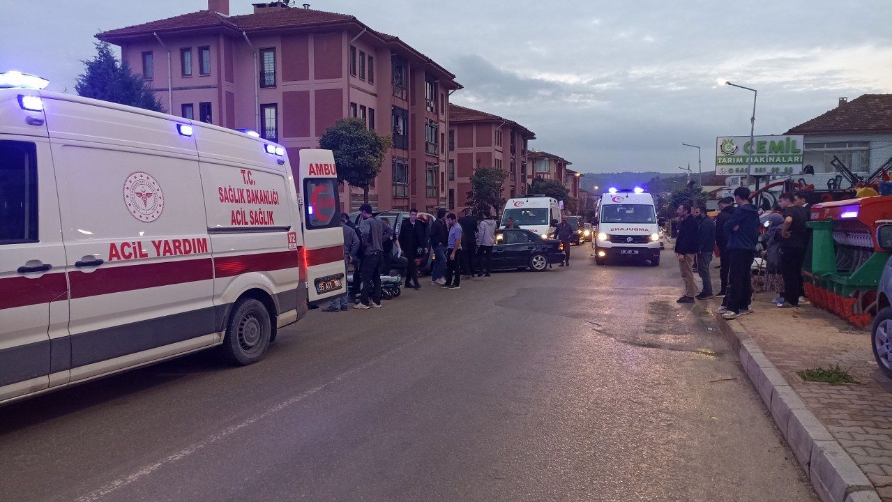 samsun haber: Samsun'da iki otomobil birbirine girdi! 4 yaralı