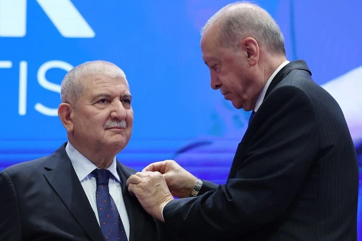 Bir vekil daha AK Parti'ye katıldı! Rozetini Erdoğan taktı