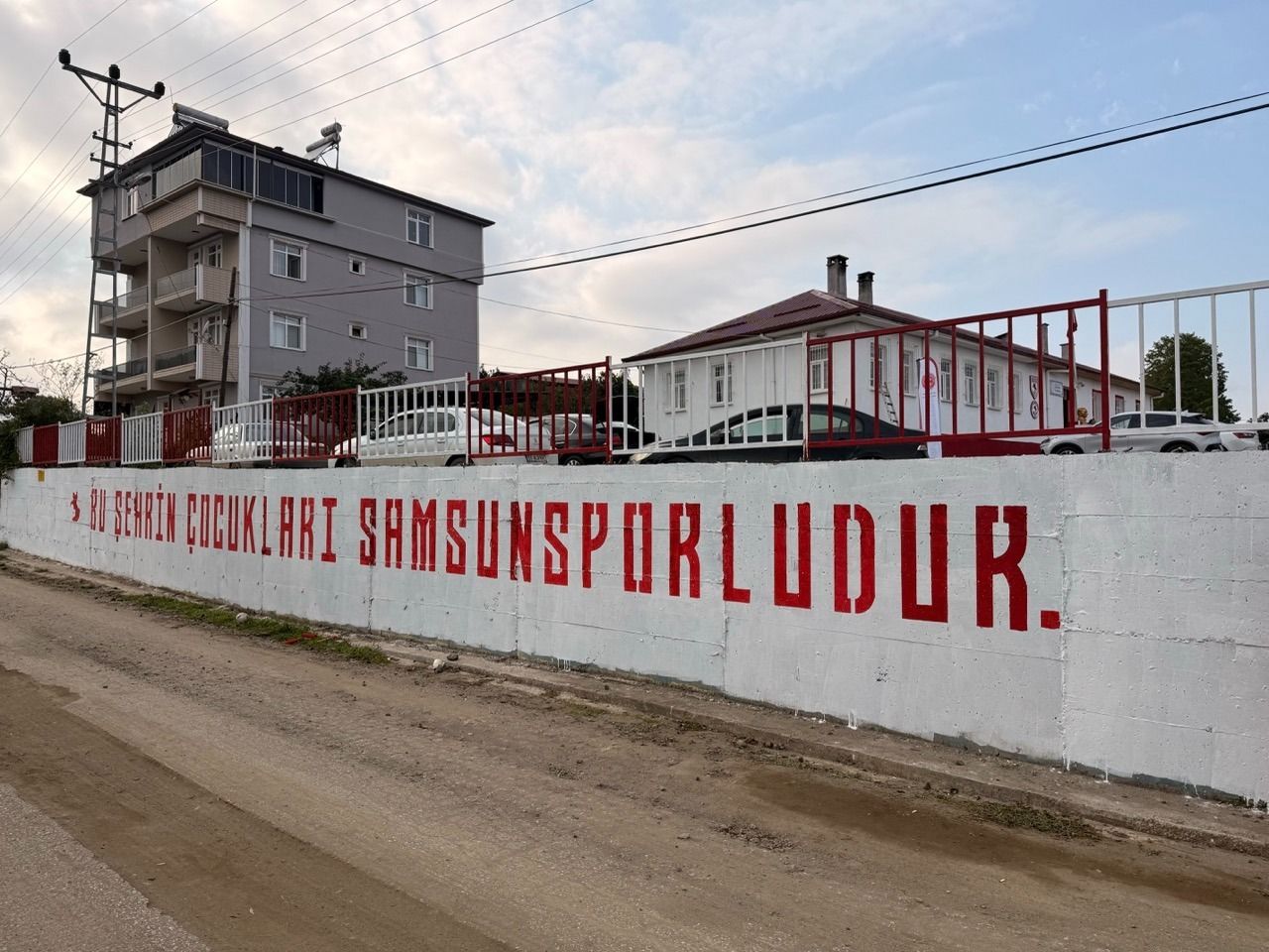 Samsunspor Haber: “Bu şehrin çocukları Samsunsporludur” mesajı okula işlendi