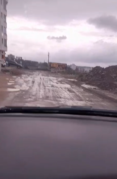 SAMSUN HABER SAamsun’da okul yolunda çamur ve çukur çilesi
