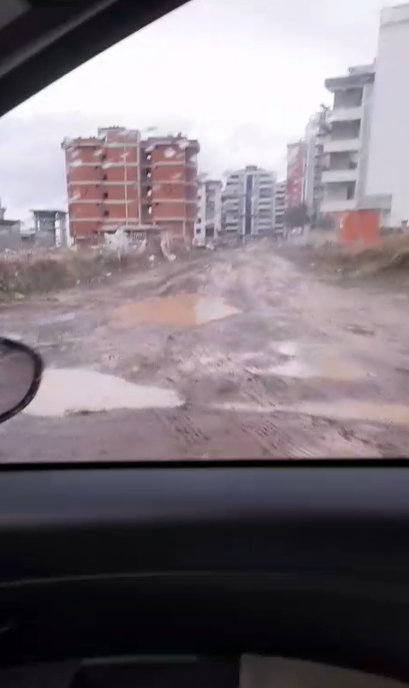 SAMSUN HABER SAamsun’da okul yolunda çamur ve çukur çilesi