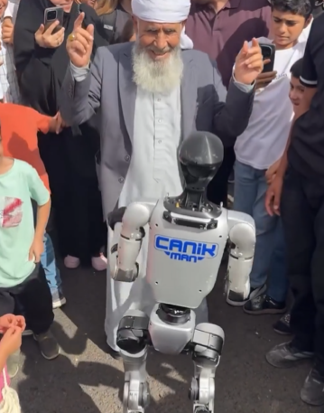 TEKNOFEST'te CANİKMAN şov! Yaşlı amcayla karşılıklı oynadı