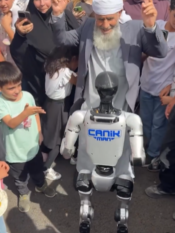 TEKNOFEST'te CANİKMAN şov! Yaşlı amcayla karşılıklı oynadı