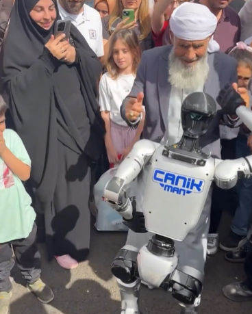 TEKNOFEST'te CANİKMAN şov! Yaşlı amcayla karşılıklı oynadı