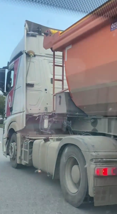 Samsun’da belediye tırının tehlikeli hareketleri kamerada