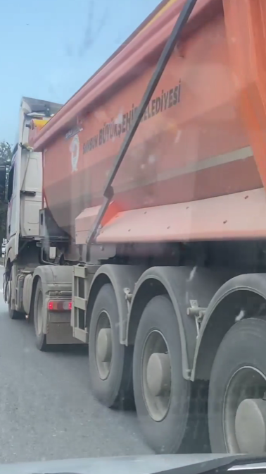 Samsun’da belediye tırının tehlikeli hareketleri kamerada