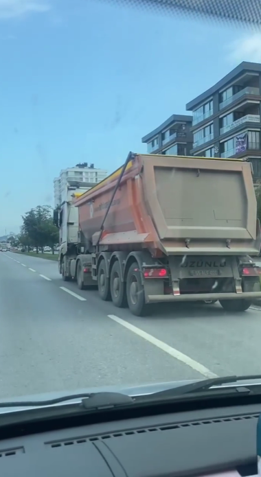 Samsun’da belediye tırının tehlikeli hareketleri kamerada