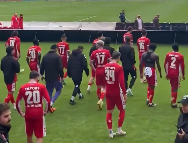 Samsunspor haber: Samsunsporlu futbolcular taraftardan özür diledi