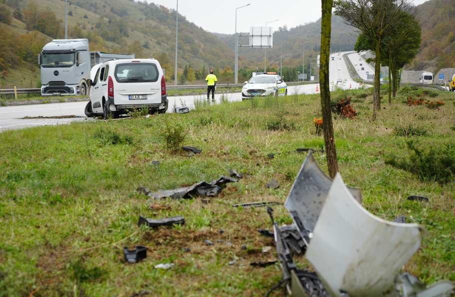 samsun haber: Samsun’da yağışlı yolda kaza! Araç refüje çıktı