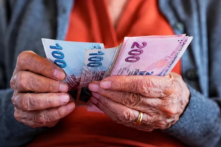 Emekliler dikkat! Ödemeler başladı: Bugün kimlerin hesabına yatacak?