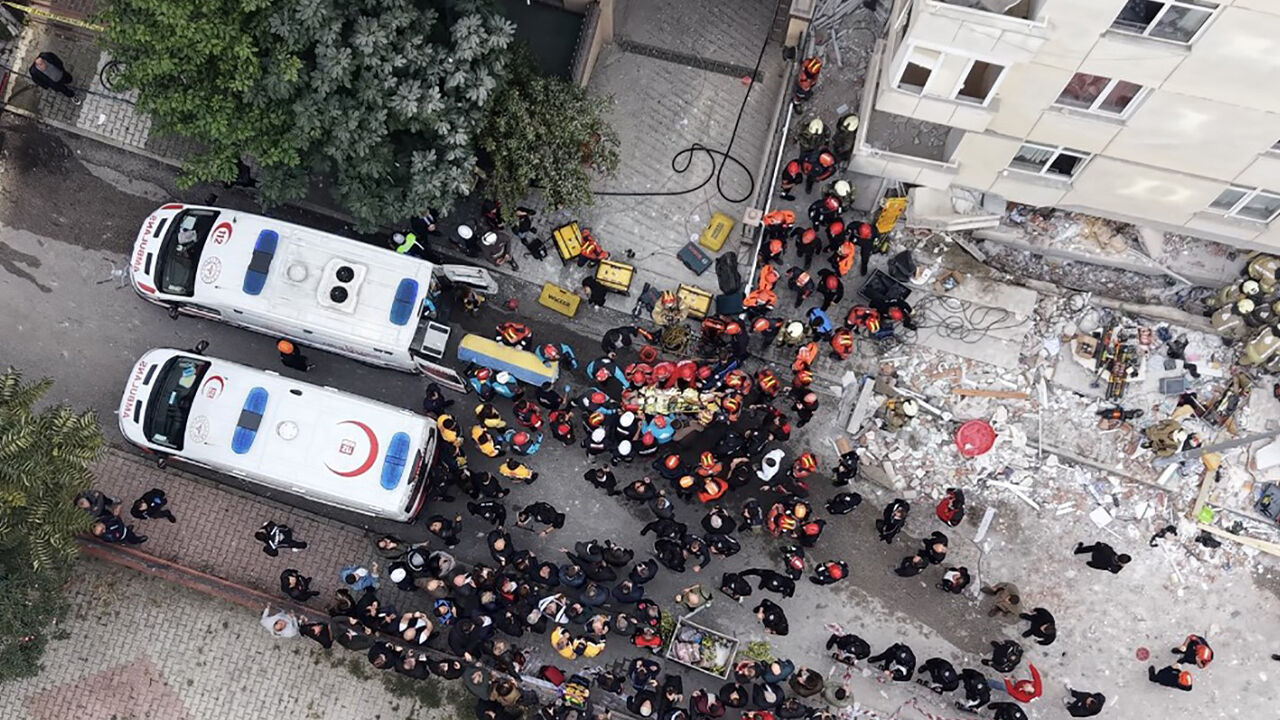 İstanbul'daki bina çökünce milyonlar e-Devlet'e akın etti!