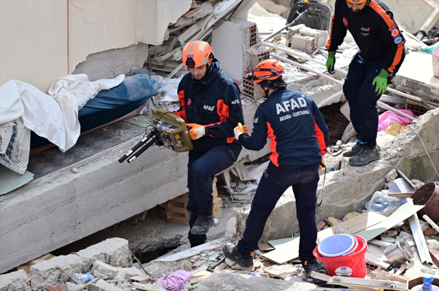İstanbul'da çöken bina için hesap vakti! Gözaltılar ard arda geldi