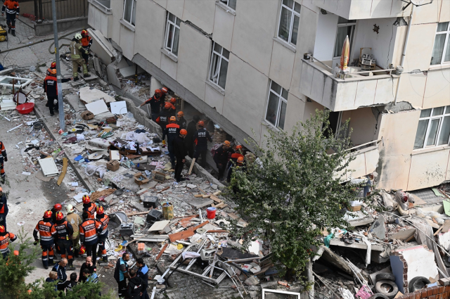 İstanbul'da çöken bina için hesap vakti! Gözaltılar ard arda geldi