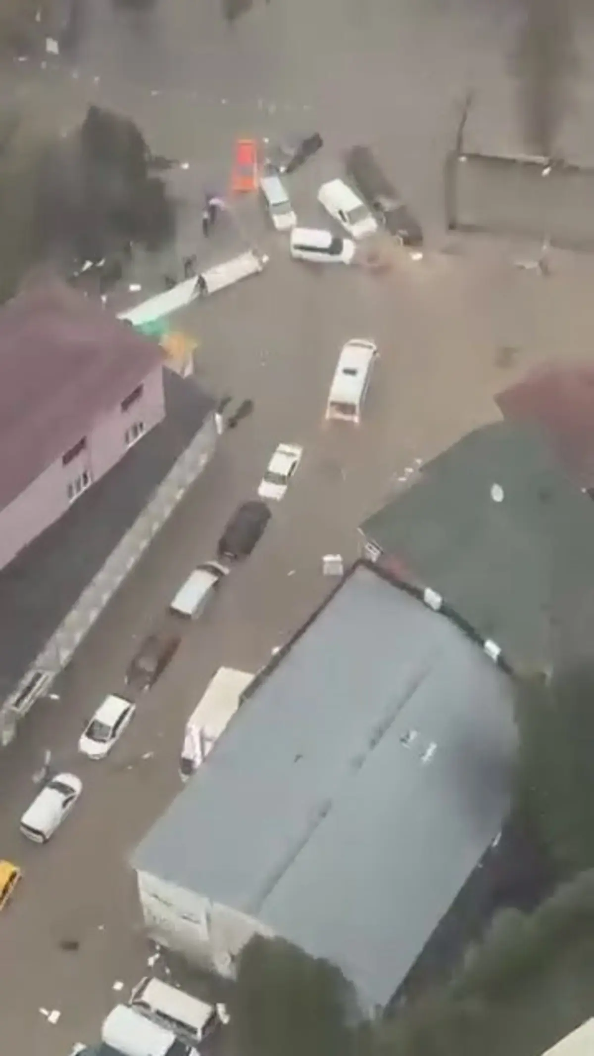 İstanbul’u sel vurdu! Araçlar sürüklendi, okullar tatil edildi