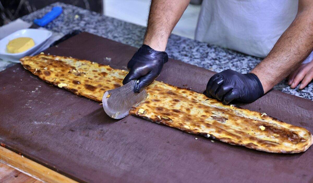 Kapısında kuyruk oluşan ünlü pideci, at ve eşek eti kullanmış