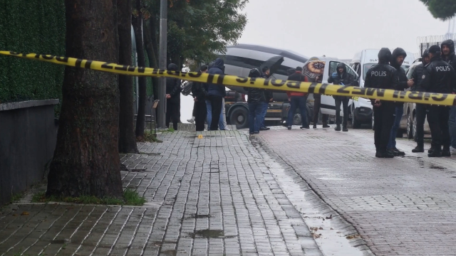 Okul önünde silahlı kavga: Bekçi veliyi ayağından vurdu