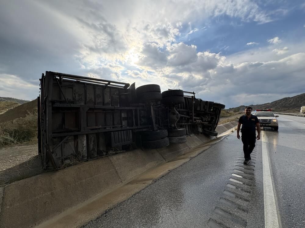 Samsun Haber: Samsun yolunda kamyon devrildi, ekipler seferber oldu