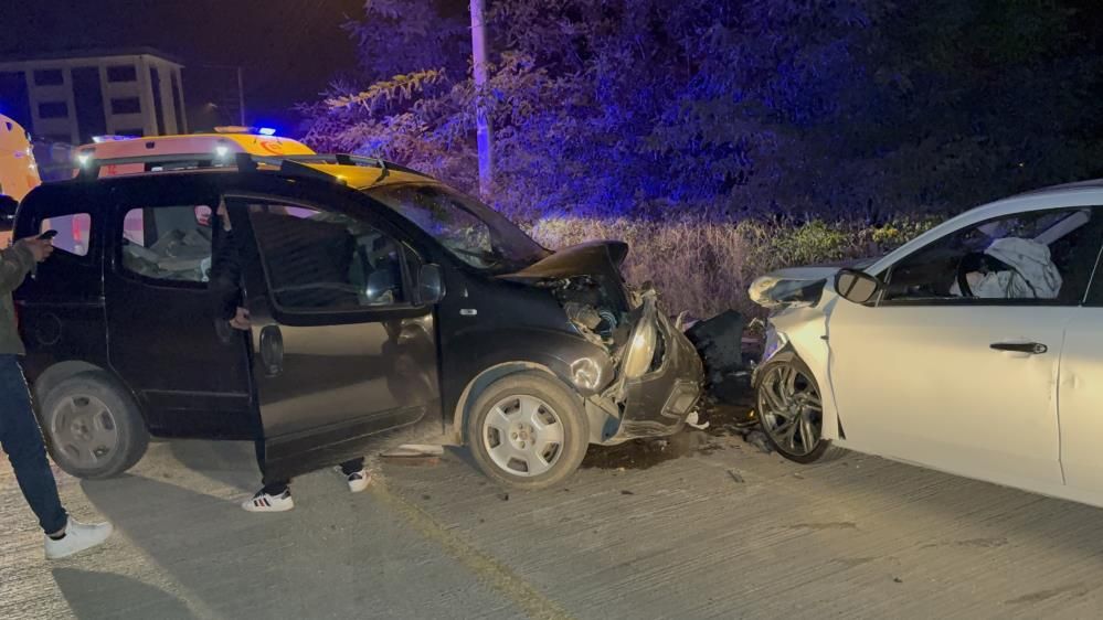 Samsun Haber:Samsun'da gece saatlerinde iki araç birbirine girdi! 5 yaralı