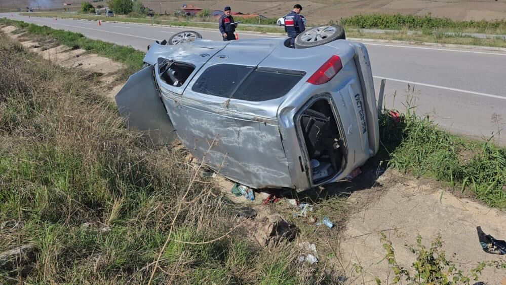 Samsun Haber. Samsun’da hafif ticari araç şarampole devrildi! 1 yaralı