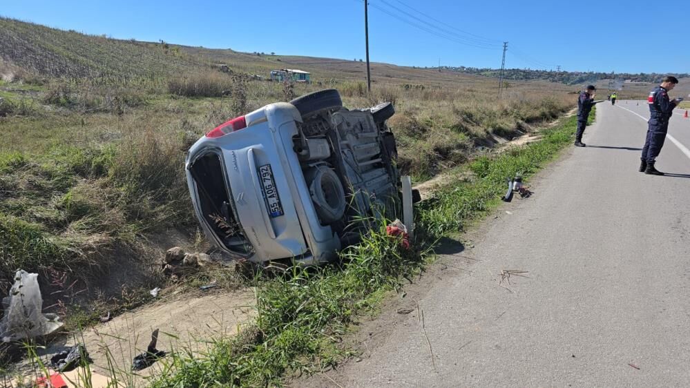 Samsun Haber. Samsun’da hafif ticari araç şarampole devrildi! 1 yaralı