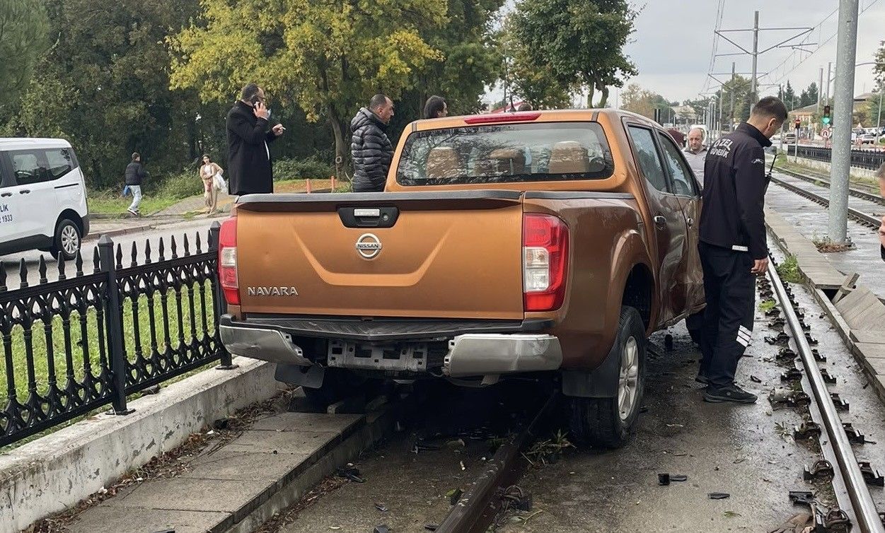 Samsun haber: Samsun’da pikap tramvay yoluna girdi! Seferler aksadı
